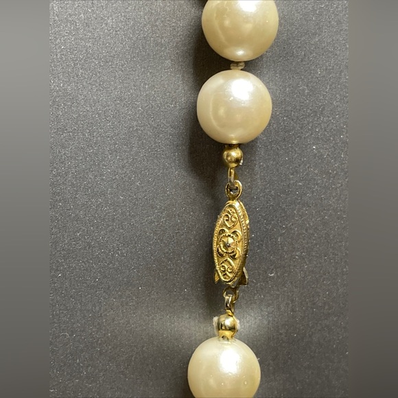 Hand Knotted 13.2mm Faux Pearl Vntg Necklace. Gold tone Deco fish hook clasp - Picture 2 of 7